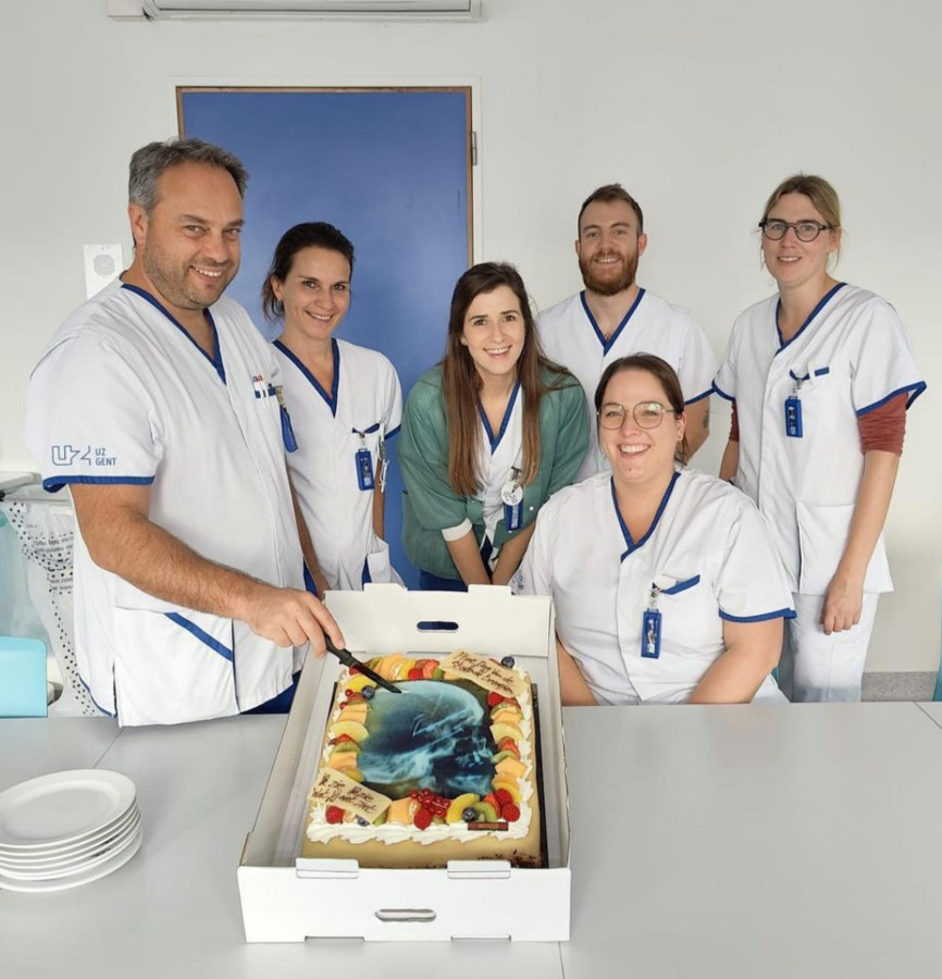 UZ Gent viert Dag van de Stralende Beroepen met wel erg bijzondere taart Foto pzc.nl
