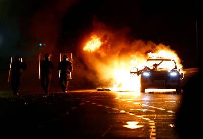 Steekincident in Dublin: meer dan honderd betogers bekogelen politie met vuurwerk en fakkels, 5-jarig meisje nog in kritieke toestand