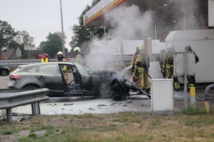 Het voorste deel van de auto brandde volledig uit