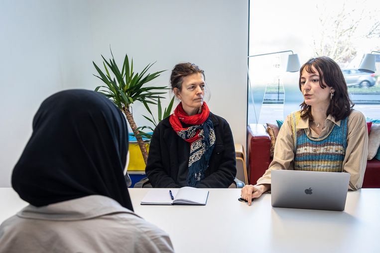 Jurist Marlies Vegter en locatiemanager en juridisch adviseur Yasemin Savci geven juridisch advies in de Vrouwenrechtswinkel in Amsterdam-Noord.  Beeld Dingena Mol