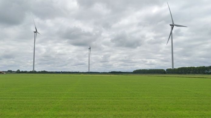 Visualisatie van de windmolens. Deze impressie biedt een beeld vanaf de Visschersdijk in Hof van Twente, die in het Gelderse overgaat in de Exelseweg.