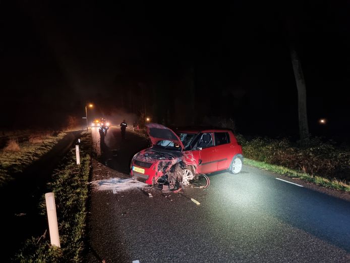 De auto liep zware schade op bij een eenzijdige ongeluk op de  Corleseweg in Winterswijk.