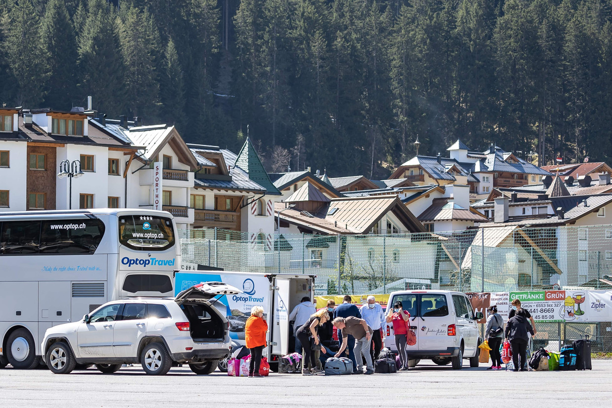 De laatste seizoenswerknemers verlaten Ischgl in Oostenrijk, één van de epicentra van corona in Europa. Ze hebben er tot eind april in quarantaine gezeten. Beeld AFP