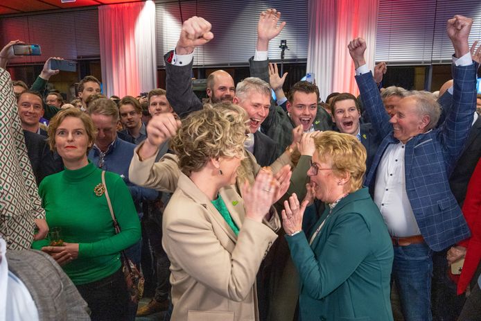 Juichende BBB’ers in het provinciehuis na het bekend worden van de eerste resultaten.
