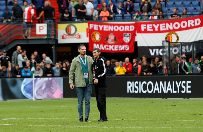 De ontroerde Marco van den Wildenberg neemt op het heilige gras van De Kuip, in gezelschap van zijn zoon Joey, afscheid van het Legioen.