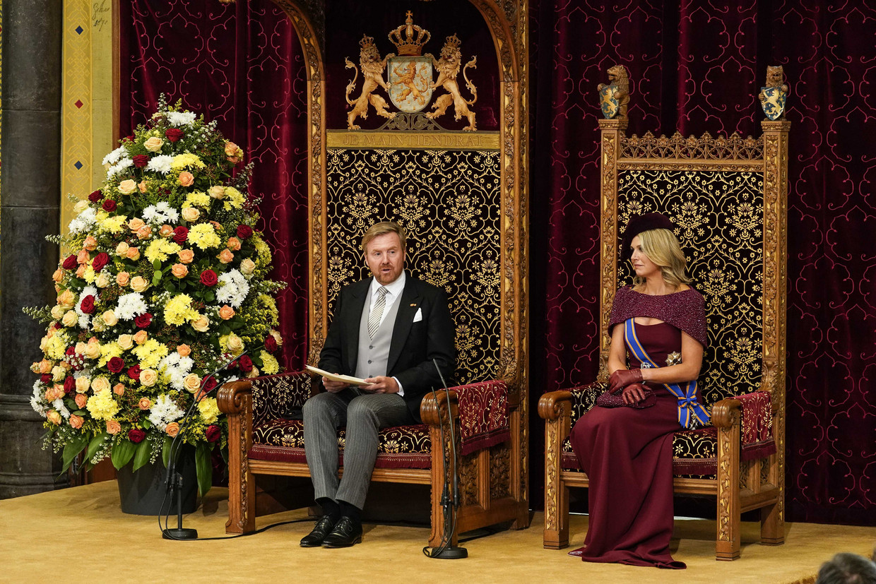Koning Willem-Alexander leest, met aan zijn zijde koningin Máxima, de troonrede voor in de Ridderzaal. 