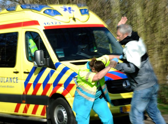 Agressie tegen een ambulancemedewerker (geënsceneerde foto).