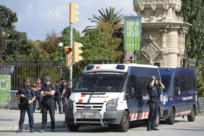 De Catalaanse regionale politie is sinds vanmorgen met man en macht aanwezig in het Citadelpark waar het parlement gelegen is.