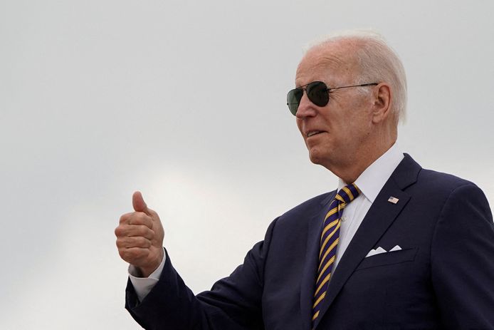 De Amerikaanse president Joe Biden kort voordat hij aan boord gaat van het presidentiële vliegtuig Air Force One voor een bezoek aan South Carolina.