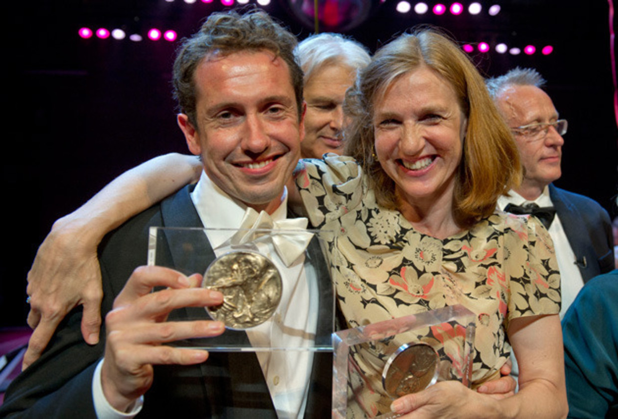 Acteurs Jacob Derwig (L) en Elsie de Brauw (R) tonen tijdens het Gala van het Nederlands Theater hun gewonnen prijzen. © anp Beeld 