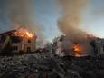 Branden huizen in Charkiv na een Russische bombardementen.