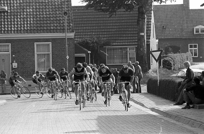 Hoogerheide: het Nederlands kampioenschap wielrennen: deelneemers aan de wedstrijd voor heren