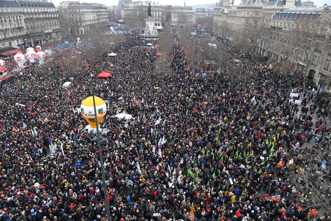 Демонстрации в париже. Протесты во Франции. Протесты в Париже. 10 Тысяч человек. Забастовки во Франции.