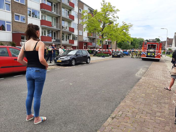 Inge van den Houte kijkt hoe de brandweer zijn werk doet. Zij bewoont een appartement op de tweede verdieping in het getroffen gebouw en kan voorlopig niet terug.