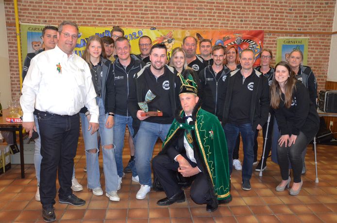 De uitreiking van de wisselbekers aan de winnende carnavalgroepen: Nie Geweun