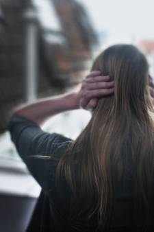 Verwarde vrouw denkt dat de bovenburen haar afluisteren: ‘Kijk! Daar zitten zendertjes’