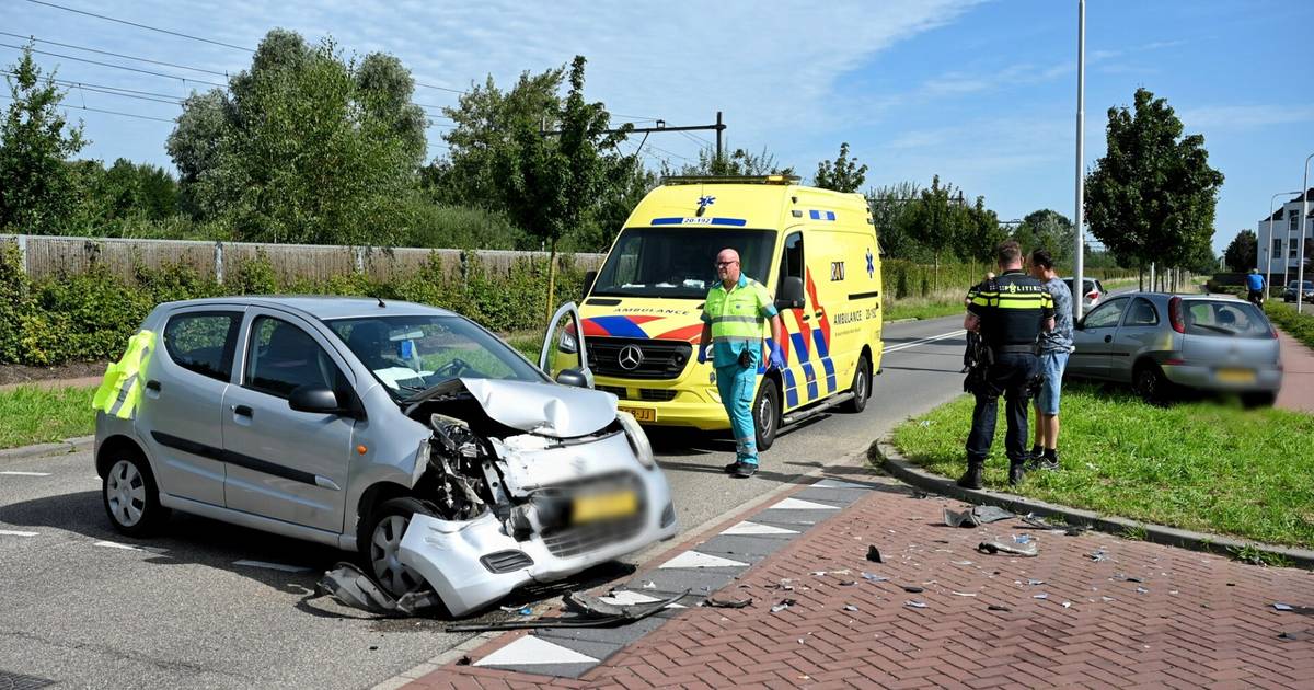 Brokstukken op kruising in Berkel-Enschot na botsing tussen twee auto’s, bestuurders ter plaatse behandeld.