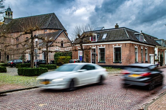 Jakkerende auto's over de Dorpsstraat in Diepenveen. Dat is straks verleden tijd, als het aan de gemeente ligt; de maximum snelheid gaat er na klachten uit de buurt naar 30 km/u.