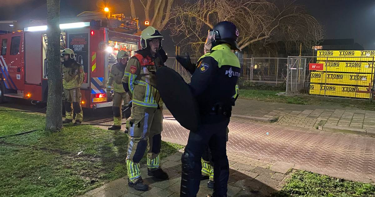 Rijden toekomst Helemaal droog Brandweer en politie bekogeld met stenen en vuurwerk: 'Ik ben boos en  teleurgesteld' | Oosterhout | bndestem.nl