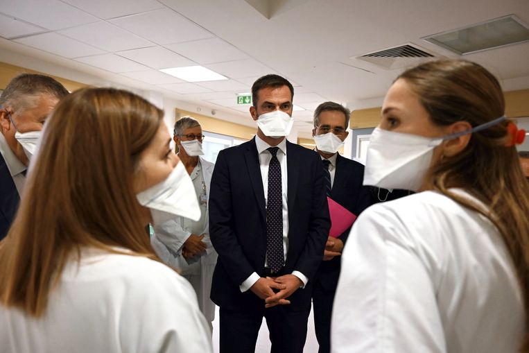 Minister van Volksgezondheid Olivier Véran op bezoek in ziekenhuis La Timone. Beeld EPA