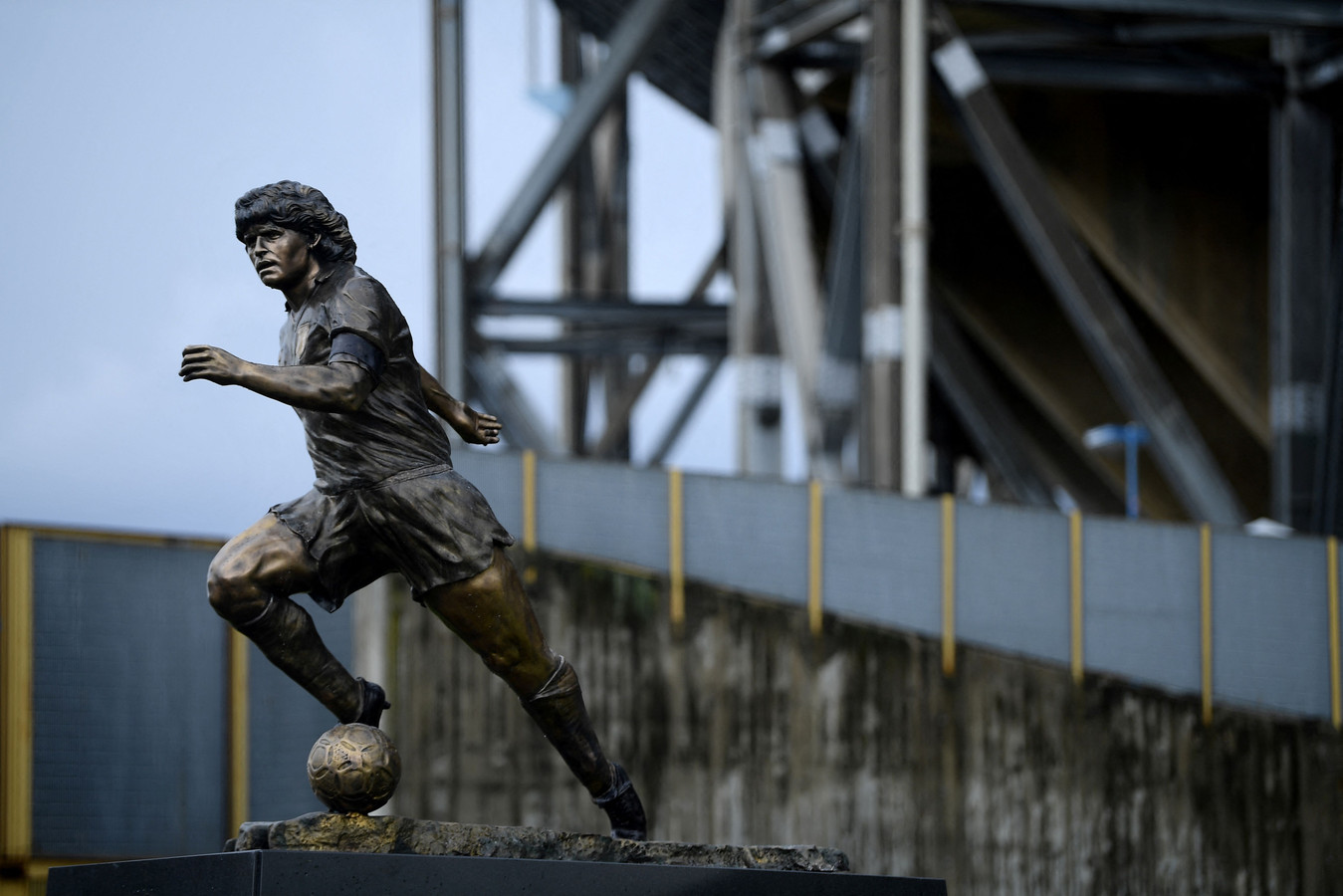 Het bronzen stanbeeld van Maradona bij het naar hem genoemde stadion in Napels.