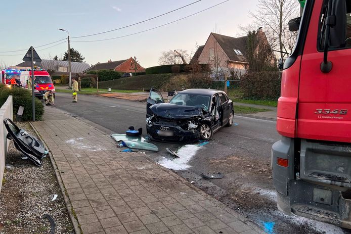 De Audi reed in de Grote Kapellelaan in Lede frontaal in op een tegemoetkomende vrachtwagen.