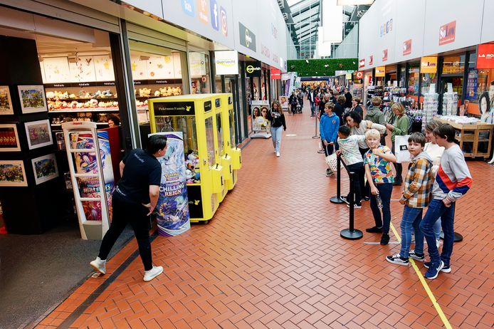 Verst weefgetouw Televisie kijken Voor deze Pokémonwinkel in Utrecht staat áltijd een rij: 'Belachelijk  eigenlijk, deze hype' | Werk | bndestem.nl