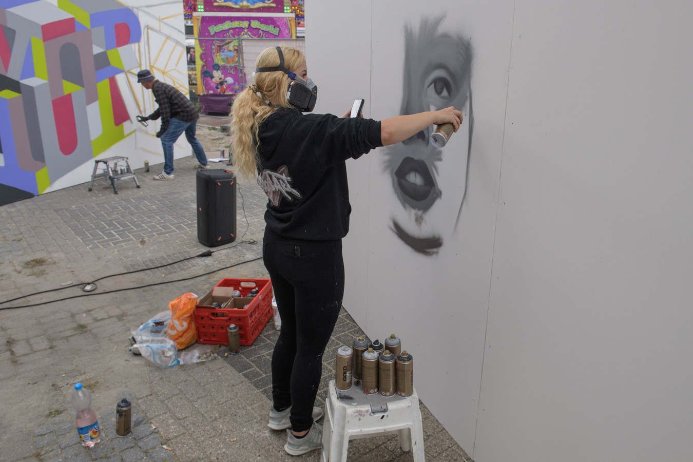 Hengelo maakt steeds meer naam met streetart.  In de laatste week van december moeten kunstenaars uit heel het land weer naar de stad komen om van containers een soort galerie in de openlucht te maken.