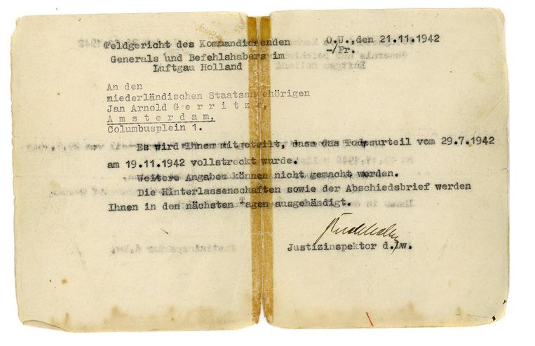 Het briefje dat de ouders van Joop op 21 november 1942 van het Feldgericht des Kommandierenden Generals und Befehlshabers im Luftgau Holland kregen. Beeld -