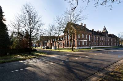 Pinksterwandeling door historisch Dorplein