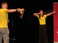 Schietlapkampioenes Taylor en Gibsy Plysier in actie tijdens de sportawards in Hooglede