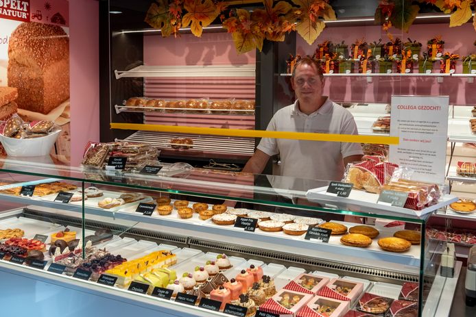Rick Bruins van banketbakkerij Maison Pierre op de Leusderweg achter een spatscherm. ,,Het voelt in elk geval veilig.’’
