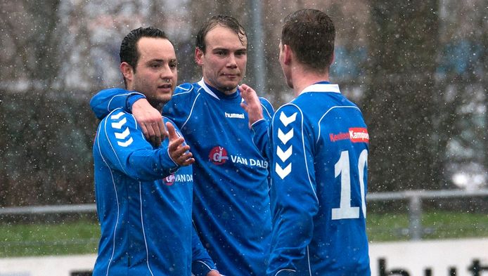 Spelers van RKHVV vieren een doelpunt tegen Rigtersbleek.