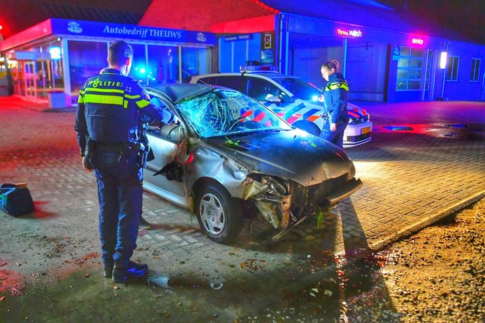 Man van 81 rijdt door nadat hij over de kop sloeg in Riethoven.