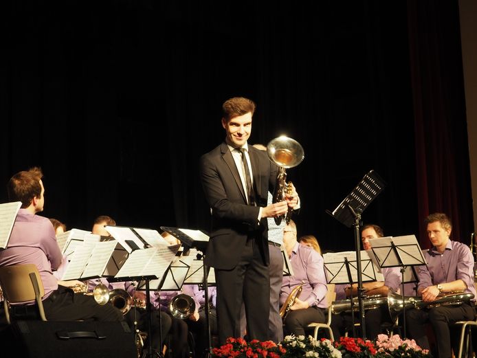 Tim De Maeseneer stelde zijn debuutalbum voor met een concert in de feestzaal van het Sint-Romboutscollege in Mechelen.