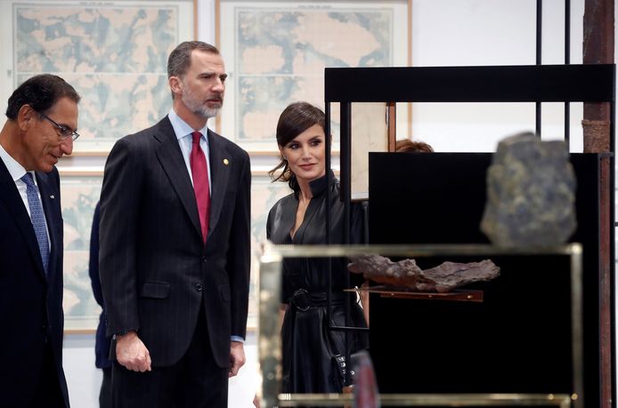 Koning Felipe en koningin Letizia brachten vandaag samen met de Peruaanse president een bezoek aan de hedendaagse kunstbeurs in Madrid. Of ze ook de levensecte sculptuur bekeken, is niet bekend.