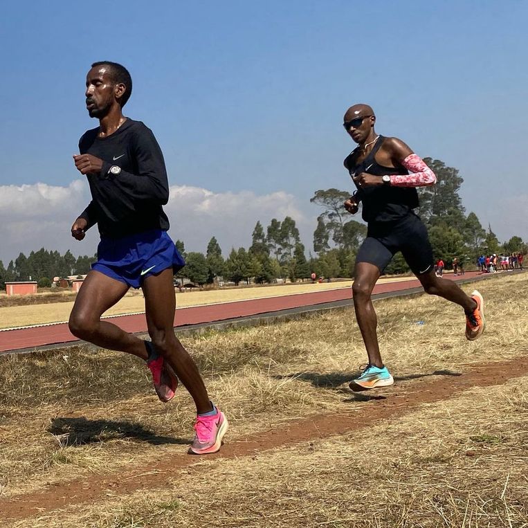 Bashir Abdi met Mo Farah in Ethiopië. Beeld RV