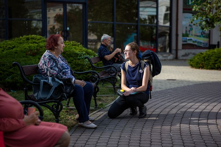 Activiste Marie Jahodová van de beweging Miljoen Momenten voor Democratie probeert de inwoners van Teplice enthousiast te krijgen voor de Tsjechische parlementsverkiezingen die vrijdag en zaterdag worden gehouden. Beeld Julius Schrank / de Volkskrant