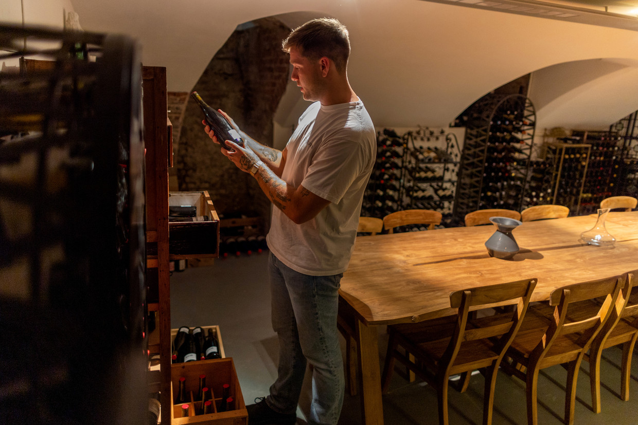Freek Kattenberg heeft een wijnhandel in natuurwijn in Hattem. De kelder onder het pand is ingericht als wijnkelder en proefruimte.  Beeld Herman Engbers