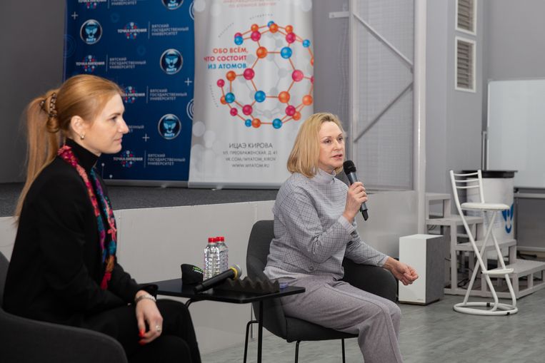 Maria Boetina (links) en Elena Branson tijdens een voordracht op de universiteit van Kirov in februari van dit jaar Beeld Vyatka State University