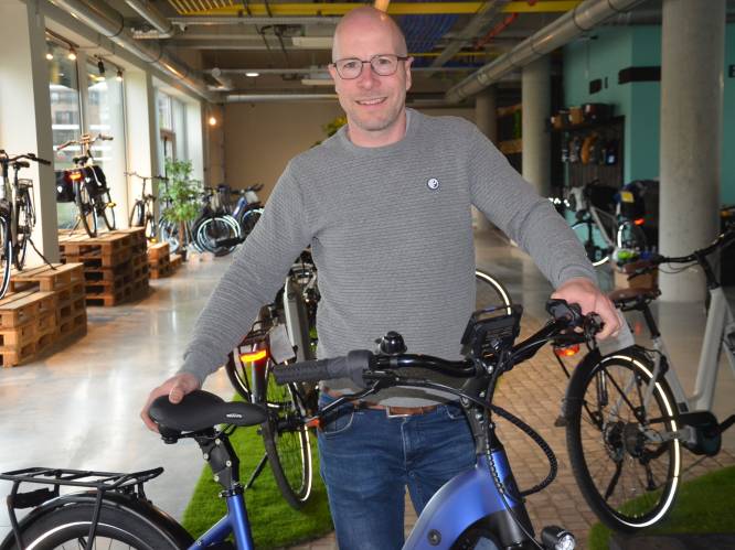 Merk van elektrische fietsen opent nieuwe ruimere winkel: “Belevingstoonzaal met koffiehoek en indoor testbaan”