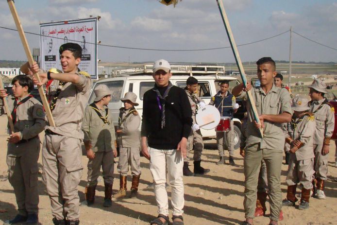 Hasan Ezzart (19, in het zwart) inspecteert zijn scouts.