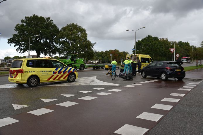 Hulpverleners bieden eerste hulp aan het slachtoffer na de aanrijding op de kruising Nieuwe Dukenburgseweg en Lankforst.