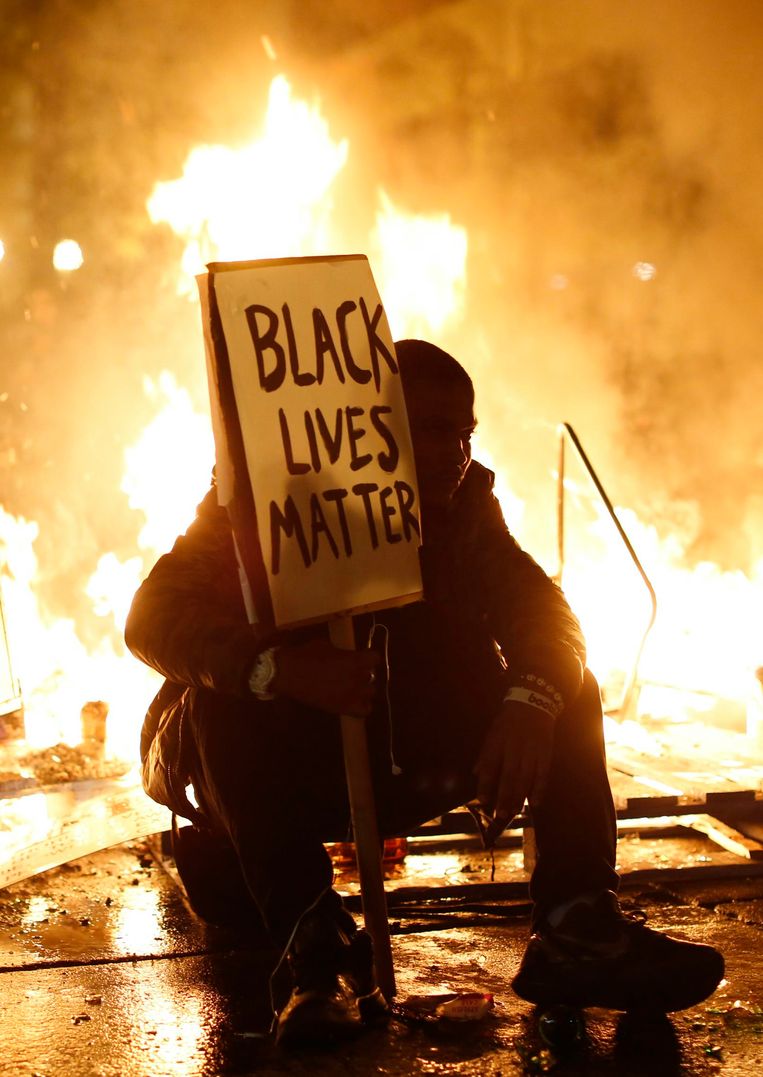 'De levens van zwarten doen er toe', staat op het bord van een demonstrant in het Amerikaanse Oakland. Beeld REUTERS