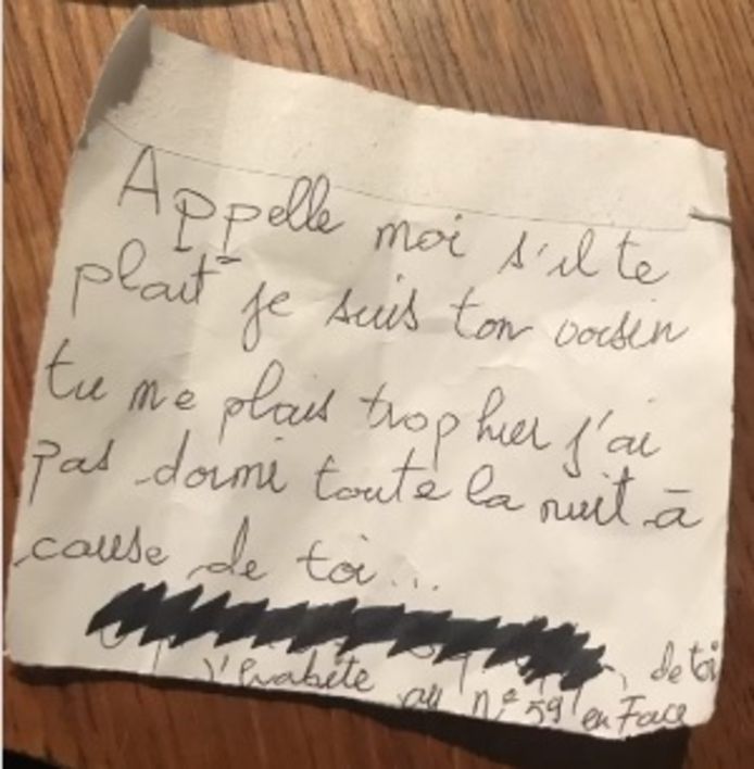 Het briefje dat de buurman op haar bureau achtergelaten had.