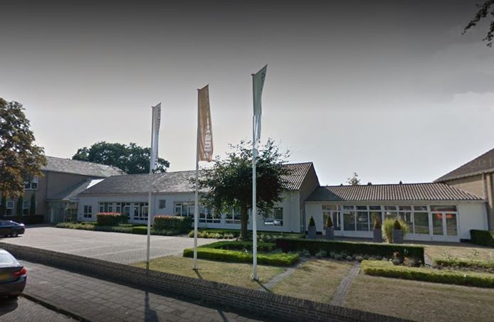Het pand van De Jong & Laan in de voormalige huishoudschool in Vroomshoop.