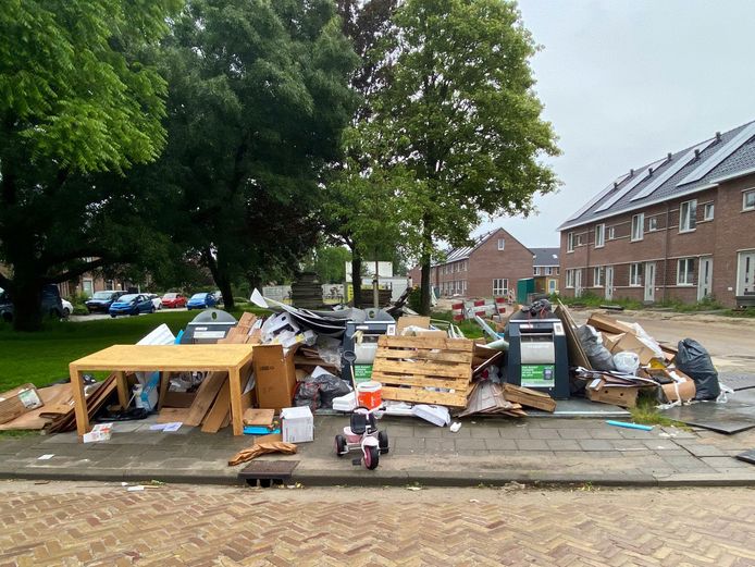 Zoekplaatje: de wijkcontainers op de Van Zomerenlaan zijn bedolven onder het grofvuil.