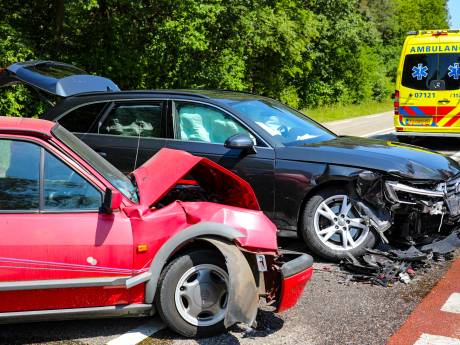 Automobiliste gewond bij botsing, veel schade aan auto’s 