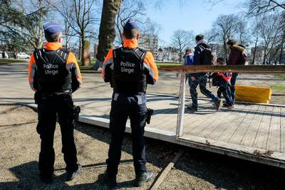 Plusieurs centaines de manifestants contre les mesures Covid dans le parc de La Boverie à Liège