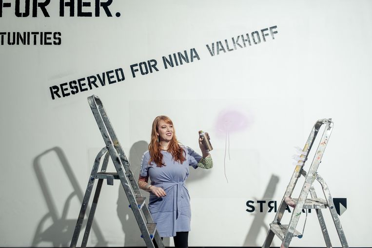 Nina Valkhoff: 'Waarom moeten we het hebben over vrouwelijke kunstenaars? Waarom niet gewoon badass artists?' Beeld Jakob van Vliet